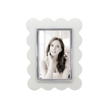 Load image into Gallery viewer, Mod White Acrylic Scallop 4x6 Frame
