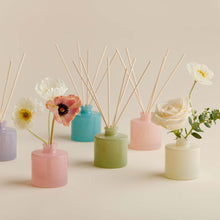 Load image into Gallery viewer, Gold Leaf Petite Reed Diffuser
