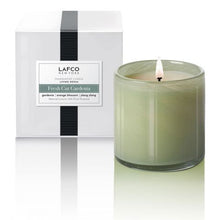 Load image into Gallery viewer, Signature 15.5 oz Living Room Candle, Fresh Cut Gardenia
