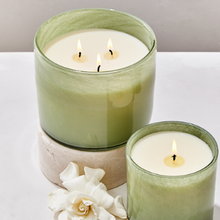 Load image into Gallery viewer, Signature 15.5 oz Living Room Candle, Fresh Cut Gardenia
